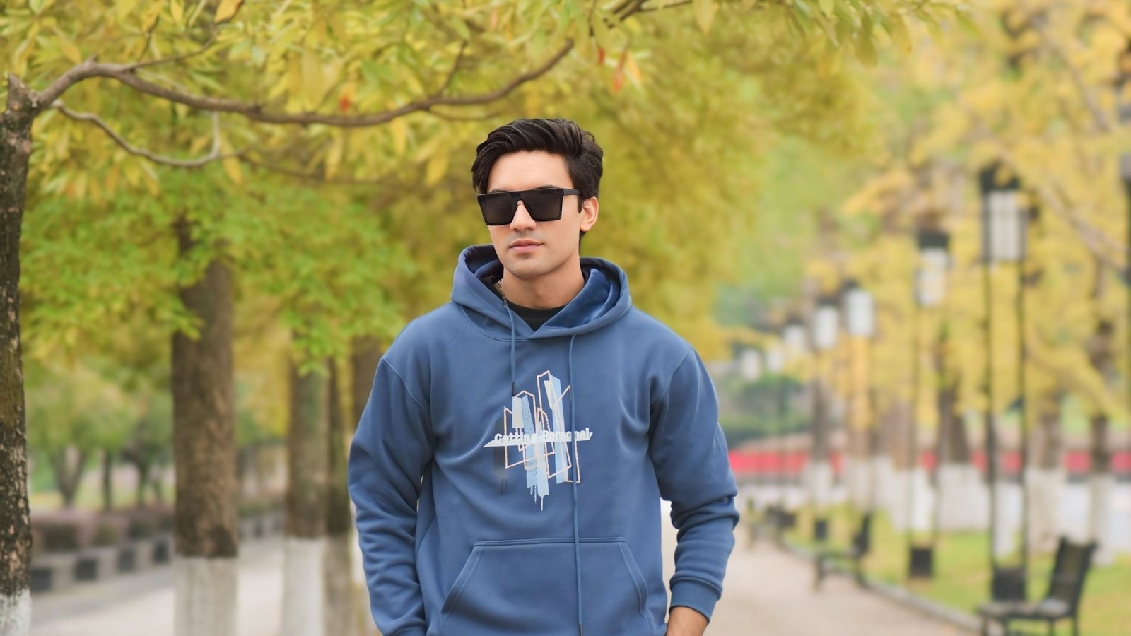 Hombre con sudadera azul en la calle