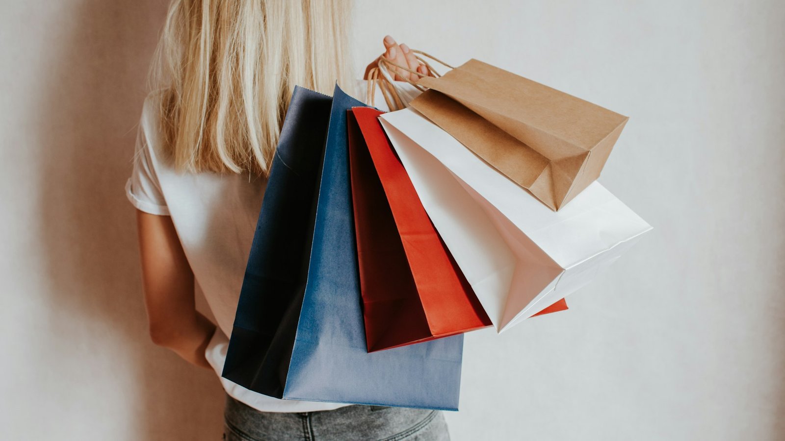 Persona con bolsas de compras
