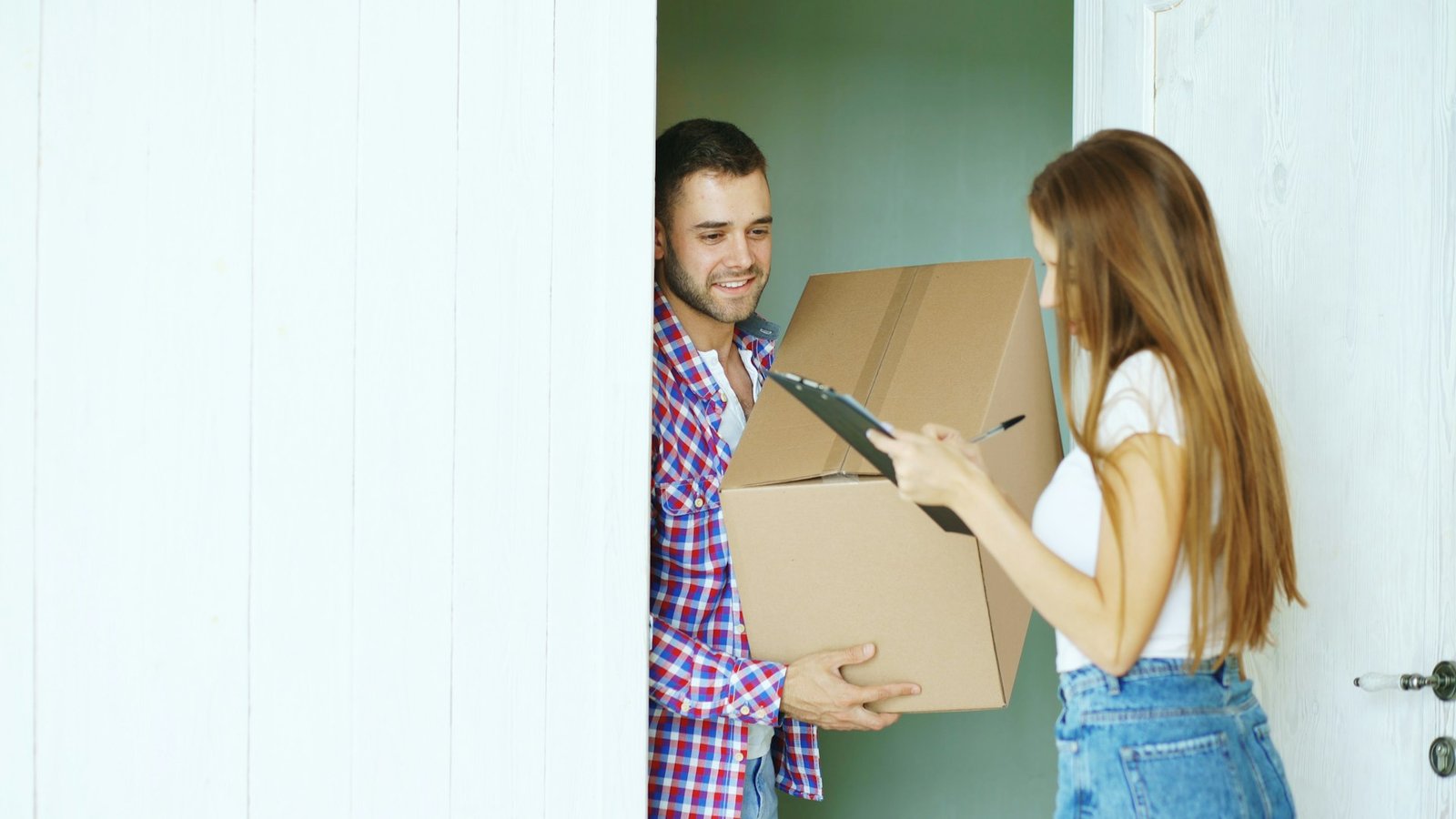 Mujer recibiendo un pedido en la puerta de su casa