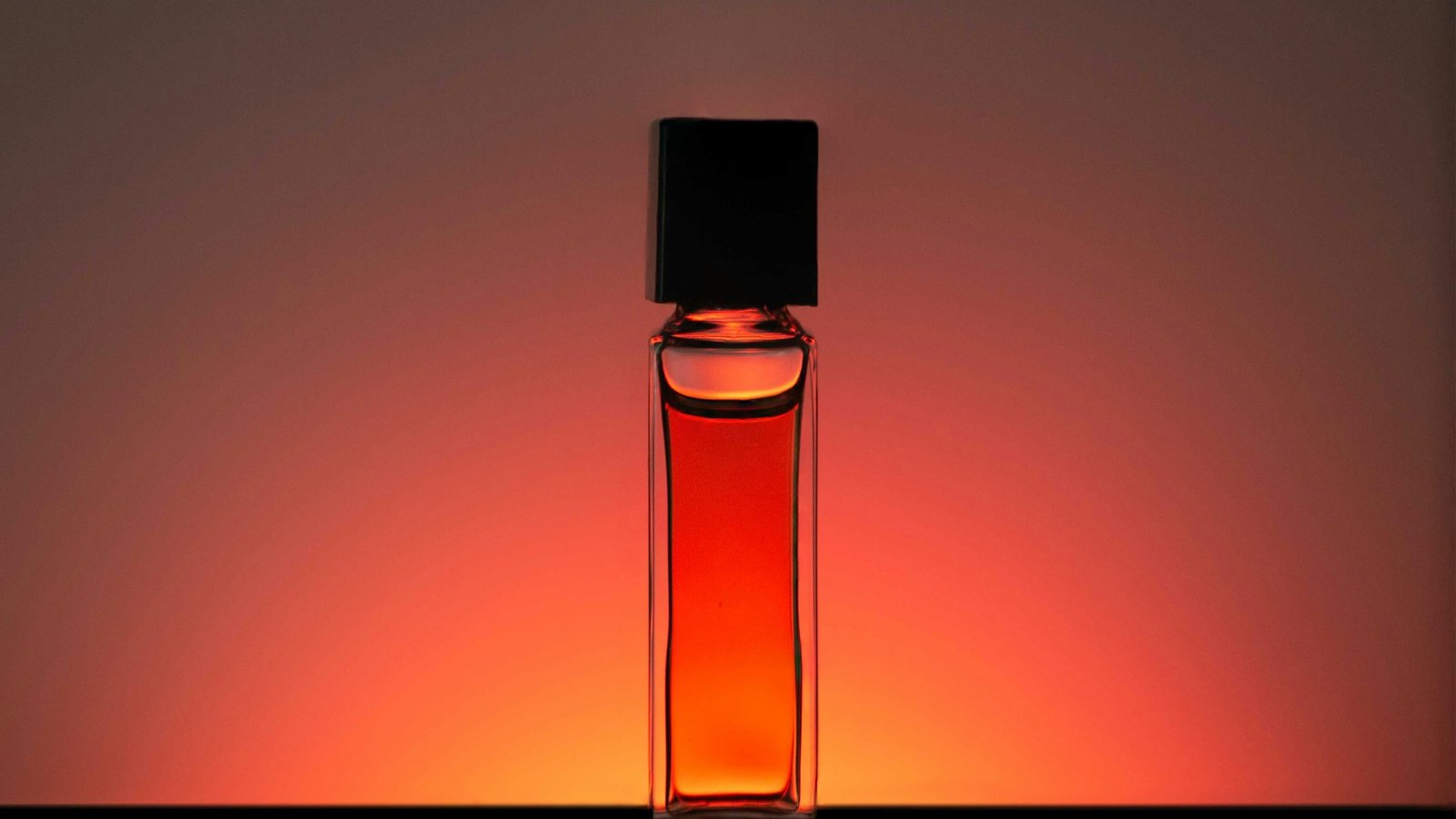 Frasco de perfume con luz cálida