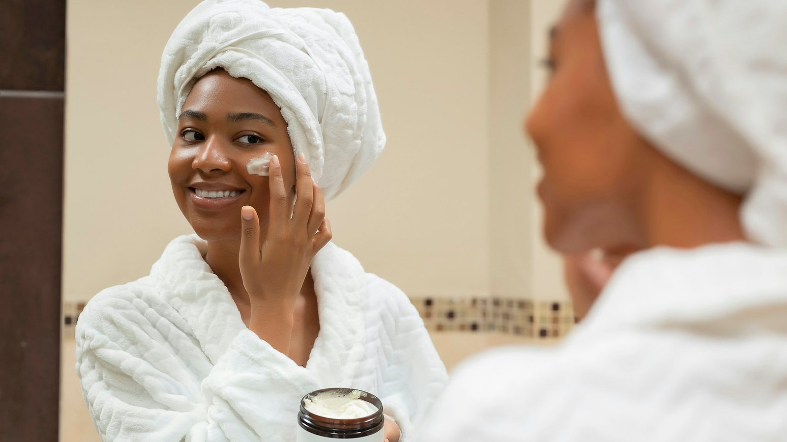 Mujer haciendo su rutina de skincare